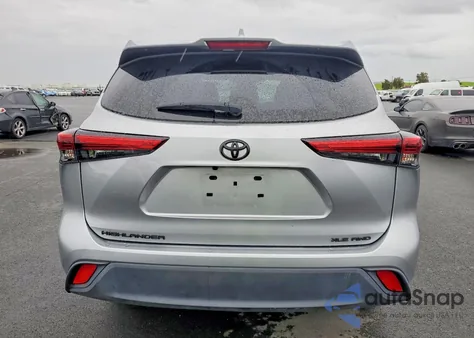 2021 Toyota Highlander Xle z USA, uszkodzony, nr VIN 5TDHZRBH2MS557236